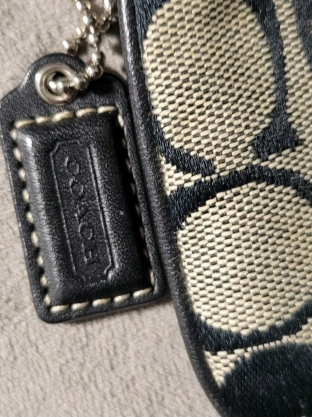 Coach EUC! Signature  "C" Black/Gray Wristlet with a reversible Coach Bag Scarf - Picture 10 of 13